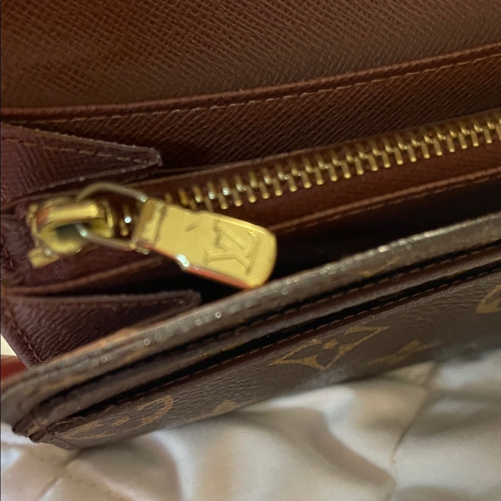 Louis Vuitton Black and Gold Monogram Wallet (Preloved) - Picture 9 of 12